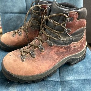 Scarpa 39.5 backpacking hiking boots